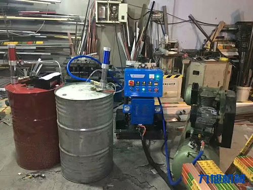 建筑物屋頂聚氨酯保溫節(jié)能噴涂機(jī)施工(圖1) 聚氨酯噴涂機(jī)外墻保溫工程案例
